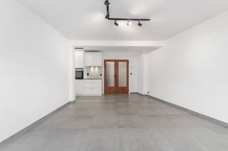 <p>Prachtig vernieuwd appartement met een uitstekende ligging in het hartje van Koksijde-Bad en vlakbij zee.</p>
<p>Inkomhal met toilet, ruime woonkamer, open keuken uitgerust met koelkast, elektrische kookplaten (Siemens), combinatieoven en voldoende kasten, twee slaapkamers waarvan één uitgevend op een terrasje, badkamer met douche en lavabomeubel. Privatieve kelder inbegrepen. Instapklaar!</p>