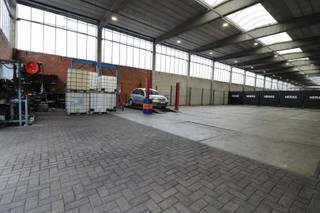 <p>Dit polyvalente magazijn van ca. 600 m² ligt strategisch in het Antwerpse havengebied, op minder dan 500 meter van de Noorderlaan. Een uitstekende uitvalsbasis voor ondernemingen die nood hebben aan een vlot bereikbare opslag- of bedrijfsruimte.</p><p>Met een vrije hoogte van 6,5 meter, een brede sectionaalpoort en een stevige betonvloer met een draagkracht van 3 ton/m² biedt dit magazijn volop mogelijkheden voor opslag, logistiek en diverse bedrijfsactiviteiten.</p><p>De betonstructuur zorgt voor een robuuste en functionele bedrijfsruimte. Bovendien bestaat de mogelijkheid om bijkomende kantoorruimte te huren, zodat administratie en operationele activiteiten op één locatie kunnen worden gecombineerd.</p><p>• Ca. 600 m² polyvalente magazijnruimte<br />• Strategische ligging in de Antwerpse Haven<br />• Noorderlaan op minder dan 500 meter<br />• Vrije hoogte van 6,5 meter<br />• Betonvloer met draagkracht van 3 ton/m²<br />• Solide betonstructuur<br />• Mogelijkheid tot bijhuren van kantoorruimte<br />• Beschikbaar op korte termijn in overleg</p><p>Huurprijs : 3.250 € /maand (39.000 €/jaar)<br />Exclusief OV en BTW.</p><p>Een sterke locatie voor een onderneming die vooruit wil.</p><p>Interesse? Gelieve uw gegevens in te vullen onderaan de advertentie op onze website www.sinjoor.be. De dossierverantwoordelijke zal nadien zo snel mogelijk contact met u opnemen.</p>
