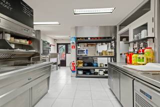 Uitstekend gelegen pand met commercieel gelijkvloers.Kort bij scholen, supermarkt, bushaltes en op enkele minuten van het treinstation.De huidige...