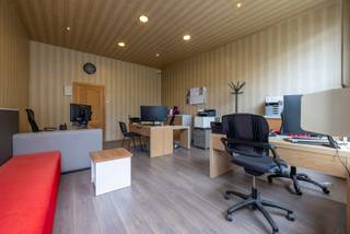 Vous êtes à la recherche d'une propriété de caractère offrant de nombreuses possibilités ? Située à proximité du cœur animé de Gand, cette maison seigneuriale allie travail et vie. Actuellement utilisée comme espace de bureau, cette propriété offre un excellent investissement à la fois pour les entrepreneurs et les familles à la recherche d'un espace de vie généreux.<br />Caractéristiques de la propriété :<br />✔ Espace commercial de 57m² avec 2 toilettes<br />✔ 5 chambres spacieuses, parfaites pour les familles ou à réaffecter<br />✔ Actuellement loué comme espace de bureau - propriété de rendement intéressante<br />✔ Excellent emplacement, à distance de marche du centre-ville, avec des connexions faciles<br />✔ Sécurisé contre l'amiante<br />✔ EPC : C<br /><br />Que vous soyez à la recherche d'une maison familiale élégante, d'un bien de rendement ou d'un emplacement unique pour votre entreprise, cette propriété offre tout cela !<br />Intéressé(e) ? Contactez Nele au 0470/79 66 20 ou envoyez un e-mail à nele@cornelis-partners.be pour une visite et découvrez les nombreuses possibilités.