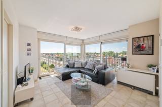 Op een absolute topligging, aan de inkom van Nieuwpoort-Bad, bevindt zich dit lichtrijke hoekappartement op de vijfde verdieping. Dankzij de centrale ligging bent u op wandelafstand van de zeedijk, het strand, de winkelstraat, de wandelpromenade en de sfeervolle havengeul. Alle voorzieningen bevinden zich binnen handbereik, waardoor u optimaal kunt genieten van het leven aan zee.<br />De hoekligging en de grote raampartijen zorgen voor een uitzonderlijk open en vrij uitzicht, met een prachtige doorkijk over de omgeving en zicht op de havengeul. De lichtrijke leefruimte sluit naadloos aan op de open keuken en geeft rechtstreeks toegang tot het ruime, zonnige hoekterras, waar u in alle rust kunt genieten van de zon en het panoramische uitzicht.<br />Het appartement beschikt over een inkomhal met apart gastentoilet en praktische bergruimte, twee volwaardige slaapkamers, waarvan één met rechtstreekse toegang tot het terras, en een verzorgde badkamer uitgerust met een inloopdouche en een wastafel.<br />Als extra troef beschikt het appartement over een privatieve kelderberging, ideaal voor het opbergen van fietsen, strandmateriaal of extra voorraad.<br />Bent u op zoek naar een instapklaar appartement met veel lichtinval, een uitstekende ligging en een uniek open uitzicht in Nieuwpoort-Bad? Dan is dit zonder twijfel een bezoek waard. EPC: 196 kWh/m². Vraagprijs: 445000€