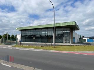 <strong>Multifunctioneel bedrijfsgebouw</strong> bestaande uit een ruime showroom (245 m²) in combinatie met een magazijn/atelier/werkplaats (425 m²).<br /><br />Het <strong>magazijn</strong> is opgebouwd uit een metalen constructie met betonwanden en heeft een vrije hoogte van 4,5 m en toegankelijk via één sectionale poort (4,5 m breedte x 4 m hoogte) aan de zijkant. Verder is de opslagruimte voorzien van o.a. een lichtstraat, polybetonvloer, verwarming (luchtblazers) en verlichting.<br /><br />De <strong>showroom</strong> van 245 m² geniet dankzij de ruime glaspartijen van veel natuurlijke lichtinval en visibiliteit. Tevens is er een kitchenette en sanitair aanwezig. <br /><br />Op de mezzanine in de showroom zijn verschillende kantoorruimtes voorzien. <br /><br />Het terrein is volledig verhard en voorzien van voldoende parkeergelegenheid aan de voorzijde en zijkant. <strong>Ruime manoeuvreerruimte</strong> op het terrein.<br /><br />Het bedrijfscomplex is commercieel gelegen nabij het centrum van Meulebeke en Tielt, op amper 4 km van de Brugsesteenweg (N50) en op slechts 5 km van de Pittemsesteenweg (N37) met een vlotte verbinding naar de E403 op- en afrit 8 Roeselare-Beveren. <br /><br /><strong>Contacteer </strong>PANORAMA B2B voor bijkomende inlichtingen, plannen of een vrijblijvend plaatsbezoek op 050 300 800.