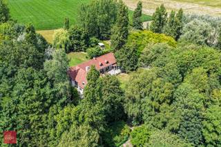 Zeer ruime eigendom bestaande uit inkomhal, grote living met open haard en eethoek, aparte eetplaats, keuken, bijkeuken, bureel (bibliotheek),...