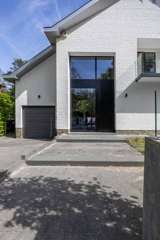 In de prestigieuze Kasteeldreef in Schilde bevindt zich deze vrijstaande villa op een mooi perceel van 1.100 m². De woning combineert een...