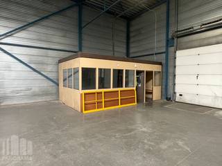 Deze functionele <strong>magazijnruimte</strong> met een oppervlakte van <strong>530 m²</strong> is uitstekend gelegen in de <strong>industriezone Pathoekeweg</strong>.<br /><br />De loods beschikt over een vrije hoogte van 5,25 m tot 7,40 m en is toegankelijk via een automatische sectionale poort (5,47 m H x 4,77 m B). Verder is de ruimte uitgerust met 2 laadkades, een duurzame polybetonvloer, TL-verlichting, een lichtstraat, stadswater en een 380V-elektriciteitsaansluiting.<br /><br />Dankzij de strategische ligging nabij de Expresweg (N31) geniet u van een vlotte verbinding naar de A11, E40 en E403, wat zorgt voor een uitstekende bereikbaarheid.<br /><br />Op de verharde site is er bovendien ruime parkeer- en manoeuvreerruimte beschikbaar.<br />Ook mogelijkheid tot huren van 1.030 m² magazijnruimte.<br /><br />Contacteer<strong> PANORAMA B2B</strong> voor bijkomende (technische) inlichtingen, plannen of een vrijblijvend plaatsbezoek <strong>0479 70 70 73</strong>.