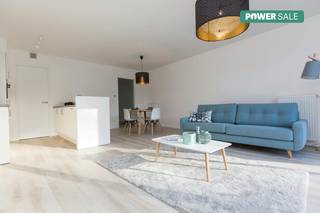 Vous devez avoir visité cet appartement ! Le long hall d'entrée vous invite dans l'espace de vie lumineux avec une cuisine ouverte attenante entièrement équipée. Depuis le salon, il y a une vue sur le jardin ensoleillé où il fait bon séjourner. Vous y trouverez également 2 chambres et une grande salle de bains avec douche à l'italienne. La présence d'un garage (+ 50,00€).MISE EN PAGE :Entrée - chambre 1 - chambre 2 - salle de bain - toilettes séparées - salon - cuisine - rangement - jardin - garage.AVANTAGES :+ luminaires disponibles+ matériaux de qualité+ emplacement centralLe moyen le plus rapide pour visiter cette propriété ? Demandez votre visite via le bouton rouge de notre site Web (www.dewaele.com) et vous serez contacté par notre expert en location. Les rendez-vous ne peuvent pas être pris par téléphone. Si vous avez d'autres questions, vous pouvez nous contacter par téléphone au 056 605 605.Le bien est proposé selon la formule Power-sale. Le 17/06/2026 entre 17:30 et 18:30, vous pouvez visiter le bien sur rendez-vous et faire une offre. Le prix affiché est un prix indicatif. Pour plus d'informations, veuillez contacter le responsable du dossier.
