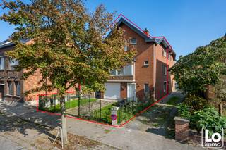 Deze leuke bel-etage woning bevat op het gelijkvloers een inkomhal, een slaapkamer en een garage. Op de eerste verdieping is er een hal met gastentoilet en een leefruimte met een (half)open geïnstalleerde keuken en een berging. Op de tweede verdieping zijn er 3 slaapkamers en een badkamer met inloopdouche, was meubel en een toilet. De woning beschikt over alle comfort en wordt centraal verwarmd met aardgas. Het buitenschrijnwerk bestaat uit PVC met dubbel glas. De totale oppervlakte van het perceel is 225m².<br /><strong>De woning is beschikbaar vanaf 1/10/2027!</strong><br />Wil u deze instapklare woning nabij het centrum van Oostakker bezoeken? Schrijf dan nu in voor het bezoekmoment op zaterdag 24 oktober 2026, enkel via https://calendly.com/loimmogunther/bezoekmoment-henri-bernard-de-tracylaan-31-te-oostakker