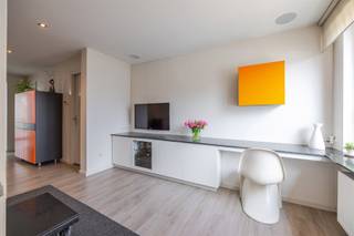 GELIJKVLOERSInkomhalStrak ingericht woonkamer met aansluitend eetkamerOpen keuken voorzien van alle toestellenToegang tot de kelderBadkamer met...