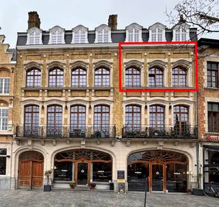 HOOGWAARDIG AFGEWERKT APPARTEMENT MIDDEN IN HET STADSCENTRUM VAN IEPER HET APPARTEMENT BEVINDT ZICH OP DE TWEEDE VERDIEPING EN IS INGEDEELD ALS...