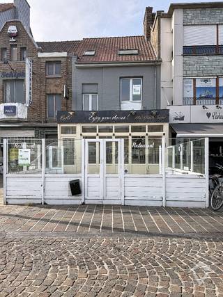 Dit horecapand is gelegen op de Kaai van Nieuwpoort Stad en bestaat uit: buitenterras - overdekt terras - de eigenlijke verbruikerszaal - lange bar - keuken - berging met koelcel - dames- en herentoiletten. <br />De zaak is ook te bereiken via de achterkant, zéér interessant voor de leveranciers. <br /><br />Comfortabel en trendy ingericht, ideaal om gezellig iets te gaan eten of te drinken met zicht op de oude vismijn van Nieuwpoort.<br /><br />Geen overname, zelf te voorzien van eigen keuken- en zaalmeubilair.<br />Beschikbaar vanaf 1/05/2026