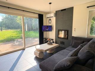 Charmante vakantiewoning met landelijke ligging en uitzicht op weiland en bossen in Stekene.Op een rustige, afgelegen locatie in Stekene bevindt zich deze verzorgde vakantiewoning, ideaal voor wie op zoek is naar rust, comfort en een groene omgeving. Ondanks de landelijke ligging bevinden een bakker, slager en apotheek zich in de nabije omgeving, waardoor alle dagelijkse voorzieningen vlot bereikbaar zijn. Via de inkomhal met gastentoilet betreedt u de woning. Aansluitend bevindt zich de gezellige leefruimte met open keuken, waar u dankzij de raampartijen geniet van een prachtig uitzicht op de omliggende bossen. Op het gelijkvloers vindt u eveneens een praktische wasplaats, de slaapkamer en een badkamer uitgerust met een ligbad met douche, lavabo en toilet. Op de verdieping bevindt zich een zolderkamer. Deze ruimte biedt de mogelijkheid om een extra slaapkamer, hobbykamer of bureau te creëren, mits verdere afwerking en het plaatsen van een raam. De woning wordt bovendien verkocht inclusief een groot deel van het aanwezige meubilair en diverse toestellen, waaronder een wasmachine, droogkast, luchters, salon, tafel met stoelen, lamellen en televisie. Hierdoor kan u onmiddellijk genieten van uw nieuwe verblijf. Qua comfort werd eveneens aan alles gedacht. De woning beschikt over vloerverwarming in combinatie met radiatoren, airconditioning en een gezellige houtcassette. Daarnaast zorgen het zon- en inbraakwerend glas voor extra wooncomfort en veiligheid. De woning is eveneens aangesloten op de waterleiding. De verzorgde afwerking met mooie gevelsteen geeft het geheel een tijdloze uitstraling. De combinatie van de rustige ligging, uitzicht op de natuur, de praktische indeling en de aanwezige comfortvoorzieningen maakt van deze vakantiewoning een unieke opportuniteit voor wie wil genieten van het buitenleven in alle rust. Ideaal om even aan de drukte van de stad te ontsnappen.Interesse? Contacteer ons voor meer informatie of een bezoek ter plaatse via 03 779 69 29 of contact@eberhardvastgoed.be