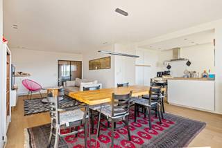 <p>Op de vijfde verdieping verandert Borgerhout van karakter. De drukte beneden wordt decor. Het uitzicht tot aan Park Spoor Noord wordt dagelijkse realiteit. En dit appartement van 111 m² wordt precies wat je ervan mag verwachten: ruim, licht en verrassend compleet.</p>
<p>De lichtrijke leefruimte verwelkomt je met open armen en grote raampartijen die de stad binnenhalen. De vernieuwde keuken met eiland en houten accenten is strak én warm tegelijk, de plek waar koken vanzelf gezellig wordt, met een skyline als achtergrond.</p>
<p>Twee ruime slaapkamers geven elk de rust die ze verdienen. En dan is er het terras op het oosten, aansluitend aan de slaapkamer, een plek om de ochtend te beginnen met ver uitzicht, stille lucht en nergens anders te zijn. Kleine luxe? Neen. Dagelijkse luxe.</p>
<p>De vernieuwde badkamer met douche is verzorgd en functioneel. De grote extra berging in het appartement zelf zorgt ervoor dat alles zijn plek heeft, zonder te moeten inboeten op wooncomfort.</p>
<p>En de wagen? Die staat droog en veilig onder het gebouw. Want ook dat hoort bij goed wonen. Deze is mogelijk bij aan te kopen aan 25.000 euro.</p>
<p>111 m², vijfde verdieping, uitzicht tot Park Spoor Noord. Voor wie wil wonen met ruimte, licht en een stad aan zijn voeten.<br /><br />EPC: 180kWh/m2, Elektriciteit conform</p>