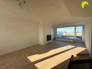 In het centrum van Antwerpen, aan de Amerikalei, bevindt zich dit unieke penthouse-appartement.Indeling:Het appartement ligt op de 8ste en hoogste...