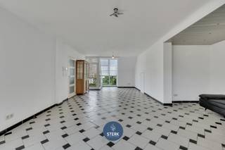 RUIM DUPLEX-APPARTEMENT MET 2 TERRASSEN IN HET CENTRUM VAN LANAKEN ! <br /><br />We vinden dit appartement met een bewoonbare oppervlakte van 127 m² terug op een perceel van 6a 57ca in Lanaken. <br /><br />Voor meer informatie, neem zeker een kijkje op onze website via de volgende link: <br />https://www.sterkvastgoedmakelaars.be/detail/te-koop-appartement-lanaken/7622261?dosearch=True&flowstatus=ForSale,ForSaleReserved,ForSaleWithBid,ToCompleteForSale,SoldUnderReserve,Sold&pageindex=1&pagesize=12&searchpage=ForSale&sortdirection=DESC&sortfield=pub_flowstatus&transactiontype=Sale