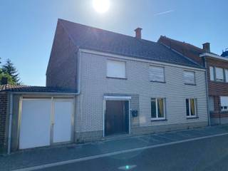 <strong>Rustig gelegen te renoveren 3-gevel woning, nabij het centrum van Veltem-Beisem en op 1,5km van het treinstation.</strong><br />Gelijkvloers: Inkomhal, woonkamer, eetkamer, berging, badkamer voorzien lavabo en ligbad, ruime keuken met toegang naar het terras en de tuin.<br />Garage en berging.<br />Eerste verdieping: 4 slaapkamers.<br />Zolderverdieping: Grote zolderruimte (+/- 70m²) met mogelijkheid om extra kamers te maken.