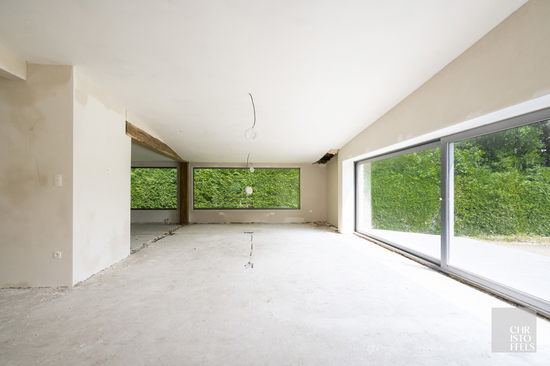 Deels gerenoveerde laagbouwvilla, residentieel gelegen in de bossen op een uitgestrekt perceel van 3.981m² - foto 4