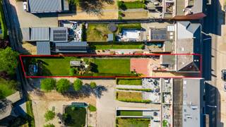 Instapklare halfopen bebouwing met tuin, garage en topligging in het centrum<br />Op zoek naar een verzorgde woning met ruimte, comfort en een centrale ligging? Deze uitzonderlijk goed onderhouden halfopen bebouwing bevindt zich in het hart van het centrum, met winkels en openbaar vervoer op wandelafstand.<br /><br />De woning verwelkomt u met een lichtrijke, open leefruimte die naadloos overgaat in de keuken – een aangename plek voor dagelijks wonen en ontspannen. Verder beschikt de woning over drie volwaardige slaapkamers en maar liefst twee badkamers, wat zorgt voor extra comfort voor gezinnen.<br /><br />Een grote troef is de inpandige garage en de volledig onderkelderde woning, waarbij de kelder perfect bruikbaar is als extra opslagruimte, hobbyruimte of werkplaats.<br />Buiten geniet u van een mooi aangelegde en uitstekend onderhouden tuin. Bovendien is de woning en tuin ook bereikbaar via een achterliggende toegangsweg, ideaal voor wagens of extra flexibiliteit. Naast de woning bevindt zich eveneens een oprit voor bijkomende parkeermogelijkheden.<br /><br />De woning heeft momenteel een EPC-label E, en er rust een renovatieplicht op de woning, Dankzij het uitstekende onderhoud volledig instapklaar. Met een beperkte ingreep kan u bovendien eenvoudig verbeteren naar EPC-label D of C waardoor verdere renovaties op termijn kunnen worden ingepland. op deze manier kan je rustig verder sparen en de werken stap voor stap inplannen.<br /><br />Met uitbreidingsmogelijkheden en een bijzonder gunstige ligging is deze woning een uitstekende opportuniteit voor jonge gezinnen en starters die op zoek zijn naar een duurzame investering.<br />Troeven:<br />
<ul>
<li>Halfopen bebouwing in centrumligging</li>
<li>Uitzonderlijk goed onderhouden</li>
<li>3 slaapkamers en 2 badkamers</li>
<li>Inpandige garage + oprit</li>
<li>Volledig bruikbare kelder</li>
<li>Mooie, verzorgde tuin</li>
<li>Toegang achteraan met wagen</li>
<li>Uitbreidingsmogelijkheden</li>
<li>Instapklaar met renovatiepotentieel</li>
<li> </li>
</ul>
Interesse? Contacteer ons vandaag nog voor een bezoek!<br />Ook u Pand verkopen? Contacteer ons vrijblijvend voor meer info. 0475 52 00 14<br />