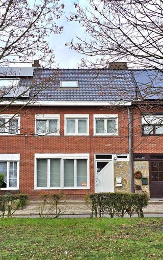 Goed gelegen, instapklare woning met een gunstige EPC B 165kw/u.U komt binnen in een charmante gang waar ook het toilet bevindt. Verder is de living...