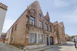 Deze charmante hoekwoning straalt authenticiteit en karakter uit dankzij de markante trapgevel, de gekanteelde lijstgevel en het charmant...