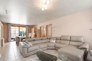 Rustig wonen, een aangename tuin én een instapklare woning: deze open bebouwing in Merelbeke-Melle combineert het allemaal. De woning bevindt zich in een rustige woonomgeving en vormt een interessante opportuniteit voor wie comfortabel wil wonen zonder eerst grote renovatiewerken te moeten uitvoeren.<br /><br />De woning staat op een mooi perceel van 566 m² en beschikt over een volgende indeling: inkomhal met toilet, toegang tot de lichtrijke woonkamer met eetplaats. Aansluitend de uitgeruste keuken met zicht op terras en tuin. Praktisch is de berging en inpandige garage. Op het eerste verdiep situeert zich de masterbedroom met dressing, een tweede slaapkamer met extra kamer en een bureau op de nachthal. De badkamer sluit aan op de masterbedroom.<br /><br />Dankzij het gunstige EPC-label B geniet u bovendien van een energiezuinige woning. Ook op het vlak van asbest is er goed nieuws: de eigendom is asbestveilig.<br /><br />Een absolute troef bevindt zich buiten. De goed georiënteerde en mooi aangelegde tuin vormt een aangename, groene verlenging van de woning. Het ruime terras biedt voldoende plaats voor een grote tuintafel, loungeset of barbecue en maakt het heerlijk om tijdens zonnige dagen volop van het buitenleven te genieten.<br /><br />De rustige ligging maakt het plaatje compleet. U woont hier weg van de drukte, terwijl het centrum van Merelbeke-Melle en de nodige dagelijkse voorzieningen vlot bereikbaar blijven. Een fijne combinatie voor wie rust belangrijk vindt zonder aan bereikbaarheid te willen inboeten.<br /><br />Kortom, een verzorgde en instapklare open bebouwing die heel wat te bieden heeft.<br /><br />Interesse in deze woning? Vraag uw bezoek aan via Immo Francois en ontdek ze ter plaatse.<br /><br />