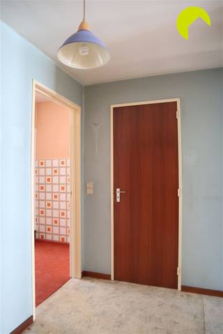 <p><span>In het centrum van Antwerpen, in de wijk Markgrave, vinden we dit 2 slaapkamer appartement met terras terug!</span></p><p><span> </span></p><p><span>We hebben van hieruit een goede verbinding met het openbaar vervoer alsook naar op- en afritten van autostrades.</span></p><p><span>In de nabijheid vinden we het Hof van Leysen, het Harmoniepark en leuke bars om gezellig te vertoeven.</span></p><p><span> </span></p><p><span>Indeling: </span></p><p><span>We nemen de trap of lift tot op de tweede verdieping. We betreden het appartement via een open inkomhal met een vestiairekast en een apart toilet met handenwasser.</span></p><p><span>De lichtrijke leefruimte (32m²) bevindt zich vooraan het appartement. De keuken is uitgerust als volgt: een kookvuur op gas met dampkap en een spoelbak. Andere toestellen dient u zelf te voorzien.</span></p><p><span>De slaapkamers (13m² en 9m²) bevinden zich achteraan het appartement en hebben beide toegang tot het terras (15m²). </span></p><p><span>De badkamer beschikt over een enkele lavabo en een bad met douchemogelijkheid. De aansluiting voor de wasmachine is hier aanwezig. </span></p><p><span> </span></p><p><span>Nuttige informatie:</span></p><ul><li><span>Gemeenschappelijke kosten: 95 euro (provisie water, minuterie, onderhoud van de gemeenschappelijke delen en lift).</span></li><li><span>Huurwaarborg: 3 maanden.</span></li><li><span>Plaatsbeschrijving: 225 euro per partij. </span></li><li><span>Beschikbaar: 1/11/2026</span></li><li><span>EPC: 149 kWh/m²</span></li></ul><p><span> </span></p><p><span>PLAN VANAF NU ZELF JOUW AFSPRAAK IN VIA ONZE ONLINE MODULE</span></p><p><span>Surf naar het betreffende eigendom op onze website <span>www.habicom.be</span></span><span> en klik vervolgens op de roze knop</span><span> 'PLAN EEN BEZOEK'.</span></p><p><span> </span></p><p><span> </span></p>
