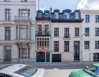 Wonen in een stuk geschiedenis met prachtige stadsoaseStap binnen in Van Schoonbekestraat nummer 7, een statige bel-etagewoning waar authentieke...