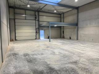 Modern magazijn 216m² te Ranst.Met mezzanine van 30m² voor extra stockage.2 parkeerplaatsenVolledig instapklaar...