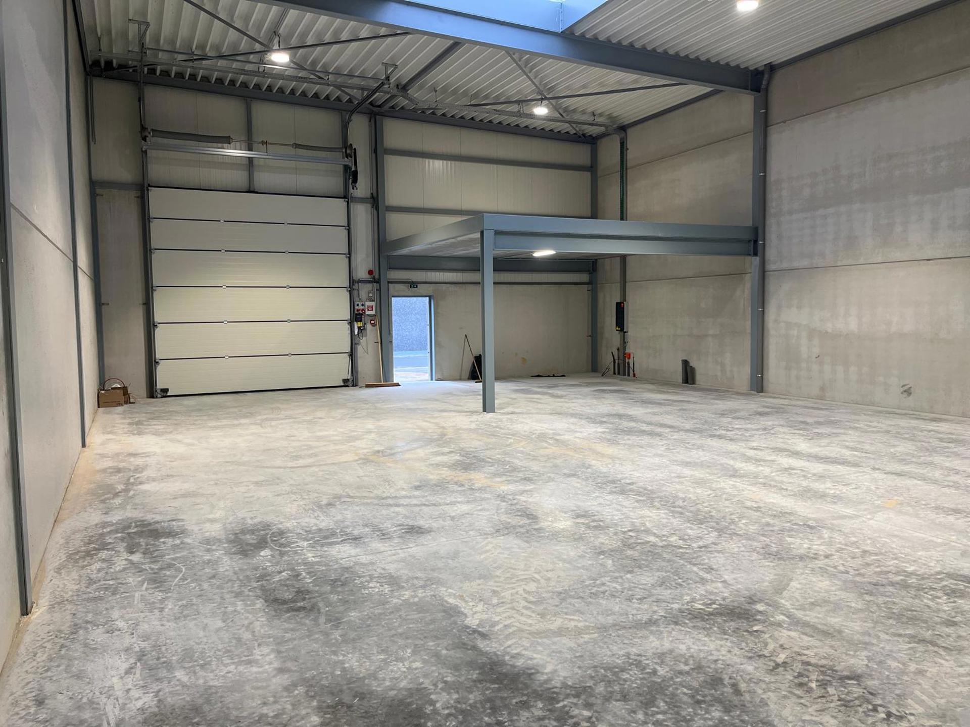 Modern magazijn 216m² te Ranst.Met mezzanine van 30m² voor extra stockage.2 parkeerplaatsen Volledig instapklaar.