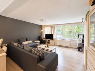 <h3><span>Op te frissen appartement in het centrum van Schoten</span></h3><p><span>Dit centraal gelegen appartement biedt een mooie opportuniteit voor </span><span>starters of investeerders</span><span>. De woning beschikt over een </span><span>ruime woonkamer met open keuken</span><span> en </span><span>2 slaapkamers</span><span>.</span></p><p><span>Het appartement kan naar eigen smaak verder worden opgefrist en ingericht, en biedt dankzij zijn </span><span>centrale ligging in Schoten</span><span> een uitstekende uitvalsbasis voor winkels, horeca, openbaar vervoer en andere voorzieningen.</span></p><p><span>Een interessante kans voor wie op zoek is naar een betaalbare woning met potentieel!</span></p>