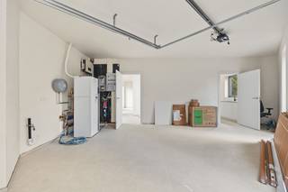 <p><span>In het rustige Hombeek, in een landelijke omgeving met weinig verkeer, bevindt zich deze prachtige nieuwbouwwoning in open bebouwing, die momenteel in de laatste afwerkingsfase verkeert en wordt verkocht onder het btw-stelsel van 21%, zonder opsplitsing tussen grond- en constructiewaarde. In de mooi afgewerkte garage is plaats voor één wagen, met bijkomende ruimte voor fietsen/motor. Technisch omvat deze hyper-geïsoleerde woning: algemene vloerverwarming (excl. garage), warmtepomp (8 kW) met boiler (190 l), 8 zonnepanelen met hybride omvormer, ventilatiesysteem D, grijze aluramen en zeer prijzige gevelstenen (Olivier Karma White Grey en White HV in waalformaat). Inkomhal, living en keuken vloeien quasi naadloos in mekaar. Bezoekers zullen oog hebben voor binnendeuren met verborgen scharnieren, grote keramische vloertegels, teleruptoren (schakelaars), plus trappen in wit composietmateriaal. De hoogwaardige maatkeuken valt op door greeploze kasten, diepe laden, composiet werkblad en volgende apparaten: kookplaat met geïntegreerde centrale afzuiging, grote inbouwkoelkast, diepvriezer, microgolfoven, conventionele oven en geïntegreerde vaatwasser. Op de eerste verdieping omvat de badkamer een ruime inloopdouche met glazen scheidingswand,  een dubbel badkamermeubel met dubbele wastafel en hangtoilet. Afgezien van de drie gelijkwaardige kamers op de eerste verdieping, staat nog bijna de gehele verdieping onder dak, op de ruime nachthall na, ter beschikking als vierde kamer met dakvlakramen van Velux.</span></p>