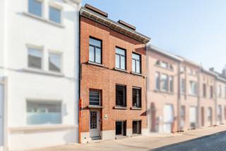 <strong>Ben je op zoek naar een uitzonderlijk ruime woning met tot 6 slaapkamers, tuin en tal van mogelijkheden in Aalst? Gevonden!</strong><br />Deze karaktervolle woning verrast met maar liefst 281 m² bewoonbare oppervlakte en biedt bijzonder veel mogelijkheden voor grote of samengestelde gezinnen. De woning is op te frissen, maar beschikt met een gunstig EPC-label B over een goede basis. Dankzij de verschillende leef-, slaap- en sanitaire ruimtes verspreid over meerdere verdiepingen is de woning interessant voor wie ruimte zoekt voor kangoeroewonen, een inwonend familielid, oudere kinderen of een combinatie van wonen en werken. Achteraan geniet je van een overdekt terras en een aangename tuin, een absolute meerwaarde bij deze ruime stadswoning.
<p>De indeling is bijzonder royaal. Op het gelijkvloers bevinden zich de inkomhal, een ruime badkamer, een slaapkamer/leefruimte en een keuken van 18 m² met toegang naar buiten. De eerste verdieping omvat een afzonderlijk toilet, woonkamer, eetkamer, en een multifunctionele ruimte van 20m². Op de tweede verdieping bevinden zich drie slaapkamers, waarvan één met ingebouwde kastruimte. De derde verdieping biedt nog twee kamers, een kitchenette en sanitaire ruimte. Helemaal bovenaan is er bovendien nog extra zolderruimte.<br /><br />Een unieke woning voor wie veel ruimte, flexibiliteit, een tuin én een gunstige energieprestatie zoekt en het geheel verder naar eigen smaak wil afwerken. Contacteer ons snel voor een bezoek en ontdek zelf alle mogelijkheden van deze bijzondere eigendom!</p>