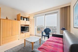 <p>Te koop: zongerichte studio in de Goethalsstraat, Nieuwpoort, met prachtig zicht op de Simliwijk en zonder inkijk.</p>

<p> </p>

<p>Dit appartement ligt in het centrum van Nieuwpoort, op korte afstand van openbaar vervoer en met vrij uitzicht over de groene omgeving. Dankzij de zongerichte ligging geniet u de hele dag van natuurlijke lichtinval. Het ontbreken van inkijk zorgt voor optimale privacy, terwijl het uitzicht op de charmante Simliwijk een unieke troef is.</p>

<p> </p>

<p>Belangrijkste ruimtes:<br />• Living met grote ramen en toegang tot het terras, ideaal om van het zonlicht en het uitzicht te genieten.<br />• Keuken met praktische indeling.<br />• Badkamer met douche en wastafel.<br />• Inkomhal die de verschillende ruimtes verbindt.<br />• Slaaphoek, perfect voor een compacte slaapoplossing.<br />• Terras met vrij zicht over de wijk.</p>

<p> </p>

<p>Troeven:<br />• Zongerichte ligging voor maximale lichtinval.<br />• Geen inkijk, volledige privacy.<br />• Prachtig uitzicht op de Simliwijk.</p>

<p> </p>

<p>Neem vandaag nog contact op met uw ERA-makelaar voor een bezoek.<br />058 222 222 of op gert@eraservimo.be</p>

<p> </p>

<p>JOUW DROOMAPPARTEMENT. ZO GEVONDEN!</p>