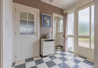 <strong>ZOTTEGEM - Rustig gelegen bungalow in het groen</strong><br />EERSTE BEZOEKDAG VRIJDAG 07/08 VAN 15U TOT 19U (enkel op afspraak!)<br /><br />Op zoek naar een woning waar rust, ruimte en een uitstekende bereikbaarheid hand in hand gaan? Deze verzorgde bungalow is gelegen op een prachtig perceel van 45a 27ca, omgeven door groen en met een vrij uitzicht over de omliggende velden. Ondanks de landelijke ligging bevinden het centrum van Zottegem en de belangrijkste verbindingswegen zich op korte afstand, waardoor u hier geniet van het beste van twee werelden.<br /><br />De woning werd doorheen de jaren steeds goed onderhouden en biedt een solide basis voor wie graag een eigen toets aan zijn toekomstige thuis geeft. De bungalow omvat een inkomhal met gastentoilet, een lichtrijke leefruimte met aansluitende eetplaats en keuken, drie slaapkamers, een badkamer en een praktische kelder. Dankzij de gelijkvloerse indeling, de aangename leefruimtes en het mooie contact met de tuin beschikt deze woning over heel wat potentieel om ze volledig naar eigen smaak op te frissen en te moderniseren.<br /><br />Aansluitend bevindt zich een afzonderlijk bijgebouw met een volledig ingerichte studio, voorzien van een eigen badkamer en kitchenette. Samen met de twee garages biedt dit bijgebouw tal van mogelijkheden.<br /><br />De fraai aangelegde tuin vormt een groene oase waar u in alle privacy kunt genieten van de rust en het open landschap. Voor wie op zoek is naar nog meer ruimte, kan bovendien een aansluitend perceel van 99a 43ca worden aangekocht. Daarnaast is op wandelafstand van de woning een landbouwgrond van 69a 71ca beschikbaar. Hierdoor is deze eigendom uitermate geschikt voor paardenliefhebbers of voor het houden van andere dieren, maar ook voor wie droomt van extra buitenruimte of een landelijke hobby.<br /><br />Deze eigendom combineert een uitzonderlijke groene ligging met een vlotte bereikbaarheid en biedt een unieke kans voor wie op zoek is naar een goed onderhouden woning met opfrispotentieel, veel privacy en tal van mogelijkheden.<br /><br />Neem gerust contact met ons op voor meer informatie of plan vandaag nog uw bezoek via 053/60.65.60. Wij leiden u graag rond.