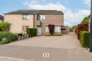 Ben jij op zoek naar een ruime woning waarbij je wonen en werken perfect kan combineren? Gevonden! Deze goed onderhouden eigendom in Gavere biedt ca. 244 m² bewoonbare oppervlakte op een ruim perceel van 899 m² en beschikt bovendien over een commerciële ruimte.<br /><br />De woning dateert uit 1986 en biedt dankzij de ruime oppervlakte heel wat mogelijkheden. Binnen vinden we een aangename leefruimte, een praktische indeling en drie ruime slaapkamers. De commerciële ruimte biedt dan weer de mogelijkheid om een zelfstandige activiteit uit te oefenen vanuit de woning, een kantoor of praktijkruimte in te richten of ze naar eigen wensen te benutten.<br /><br />Ook buiten is er voldoende ruimte. De ruime tuin biedt heel wat mogelijkheden om in alle rust te genieten, terwijl de garage, carport en extra parkeerplaats zorgen voor voldoende parkeergelegenheid.<br /><br />Dankzij de combinatie van een ruime woning, een commerciële ruimte, een perceel van 899 m² en de gunstige ligging in Gavere is dit een eigendom met heel wat mogelijkheden voor wie wonen en werken wil combineren.<br /><br />TROEVEN<br />Ruim perceel van 899 m²<br />Ca. 244 m² bewoonbare oppervlakte<br />3 ruime slaapkamers<br />Commerciële ruimte aanwezig<br />Garage, carport en extra parkeergelegenheid<br />Ruime tuin<br />Goed onderhouden woning<br />Mogelijkheid om wonen en werken te combineren<br /><br />Interesse? Contacteer Vastgoed Coorevits voor meer informatie of plan jouw bezoek.