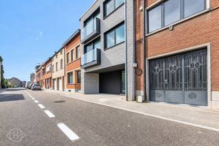 Met veel genoegen bieden wij u deze welgelegen stockageruimte aan van 180m2 gelijkvloerse oppervlakte en loopt volledig door tot achteraan. Het gebouw is toegankelijk via een elektrische poort en heeft een vrije hoogte van 2m30. Door de centrale locatie geniet u van de nabijheid van zowel de Leuvense binnenstad als alle belangrijke invalswegen. Het gebouw is volledig gerenoveerd. Verwarming en toilet aanwezig. Grondplannen beschikbaar. Beschikbaar vanaf Februari! Interesse? Kom dan zeker een kijkje nemen en contacteer ons voor een bezichtiging op 0489/353951 of via info@homies.be
