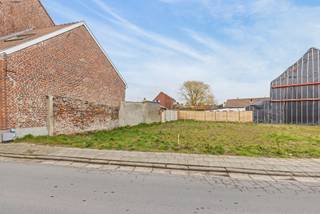 Te koop: Bouwgrond voor halfopen bebouwing – Hoogstraat 24 (Lot 2) – 209 m² – Herzele Deze bouwgrond is rustig gelegen aan de Hoogstraat in...