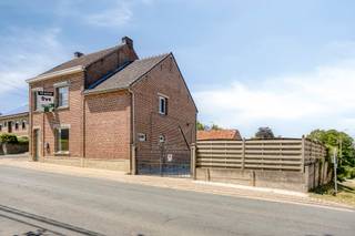 <p>Looking for a property full of character with great potential?<br />Then this detached house in rural Kortenaken is definitely worth a visit.</p>
<p>This charming home (approx. 214 m²), originally built around 1907 and gradually renovated, is located in a शांत and green environment with easy access to Tienen and surrounding towns.</p>
<p>Layout: entrance hall, cosy living and dining area, functional kitchen with storage space. Upstairs, there are three bedrooms and a renovated bathroom with bath, shower, sink and toilet.</p>
<p>Outside, you can enjoy a garden with terrace. The property also includes a cellar and an outbuilding.</p>
<p><strong>Key advantage:</strong><br />For a clearly estimated budget, a split air‑to‑air heat pump system (air conditioning) can be installed in the living area and a bedroom.<br />This allows you to <strong>immediately comply with the renovation requirement (EPC D)</strong> while enjoying both heating and cooling.</p>
<p>EPC simulation and detailed quotation available.</p>
<p>Quiet, green location in a residential area with rural character, with amenities within short distance.</p>
<p>Interested?<br />Contact Sven at sven@immogve.be or call 0486/400905!</p>