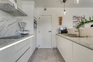 Welkom in dit recent gebouwde appartement (2019), een plek waar modern comfort en een warme sfeer samenkomen. Bij binnenkomst word je meteen...
