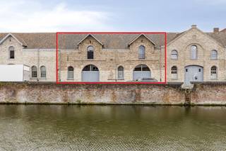 This spacious building of approximately 328 m² is located along the Bossuit-Kortrijk canal. It has a tough, industrial look with high ceilings and large windows that provide lots of light.The building is flexible in use: ideal as an office, studio or for living. The open spaces offer many options to arrange it the way you want.Advantages:- approx. 328 m² of space- Industrial style- Lots of light- Canal view- Suitable as an office or home- Easily accessible (R8 - E17)This building may be subject to the renovation obligation imposed by the Flemish government for non-residential buildings. For more information, please visit the website of the Flemish Energy and Climate Agency at https://www.energiesparen.be/nr/renovatieverplichting.Are you looking for a special place to work or live? Do not hesitate to contact us on 056 21 11 11.