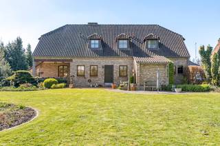 Ontdek deze uitzonderlijke woning in Diepenbeek, waar rust en privacy op een riant perceel samenkomen met een toplocatie op wandelafstand van...