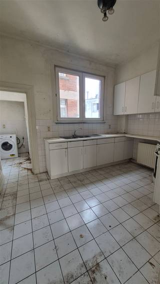 Zeer ruim totaal te renoveren duplex appartementGelegen op de 4de en 5de verdieping van een karaktervol gebouw met 5 eenheden, nabij het Astridplein...