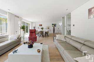 Moderne villa met hoge afwerkingsgraad nabij de A19!Deze kwalitatief afgewerkte woning is gelegen in het rustige Zillebeke. Met een indrukwekkende bewoonbare oppervlakte van ca. 403 m² op een perceel van 594 m² biedt deze eigendom uitzonderlijk veel ruimte en is geschikt voor diverse woon- en/of professionele doeleinden. De woning kenmerkt zich door een open en lichtrijke indeling, dankzij grote raampartijen en glazen schuifdeuren. De leefruimte omvat een woon- en eetgedeelte met directe toegang tot het aangelegde terras. De moderne, volledig uitgeruste keuken (2016) beschikt over alle hedendaagse toestellen waaronder een inductiekookplaat, koffiemachine, stoom- en heteluchtoven, microgolfoven en vaatwas. Vanuit de centrale hal is er toegang tot een recent gerealiseerde ruimte die momenteel dienst doet als bureau, ideaal voor thuiswerk. De woning is voorzien van een ruime badkamer met bubbelbad en inloopdouche alsook een wellnessruimte. Daarnaast zijn er 3 volwaardige kamers, in te richten als slaapkamer, kantoor- of werkruimte, evenals een aparte dressing. Extra troef is het houten terras op de 1ste verdieping met zicht op de landelijke omgeving, ideaal om in alle rust van het buitenleven te genieten. Op deze verdieping bevindt zich tevens een opbergkamer met doorgang tot de ruime zolder. Tot slot beschikt de woning over een praktische garage met wasruimte en plaats voor 3 wagens op de oprit. Extra's:* EPC: B* Zonnescreens* Regenwaterput van 7500 liter* Zonneboiler van 300 liter* Domotica aanwezig* Alarmsysteem * Beschikbaar vanaf 01/02/2027