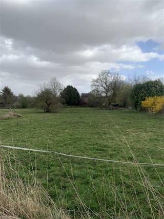 Ce terrain à bâtir est situé derrière la maison Rue Longue 118 à Piétrain.La superficie est de 18a 61 ca avec une largeur de 27,98 mètres en...