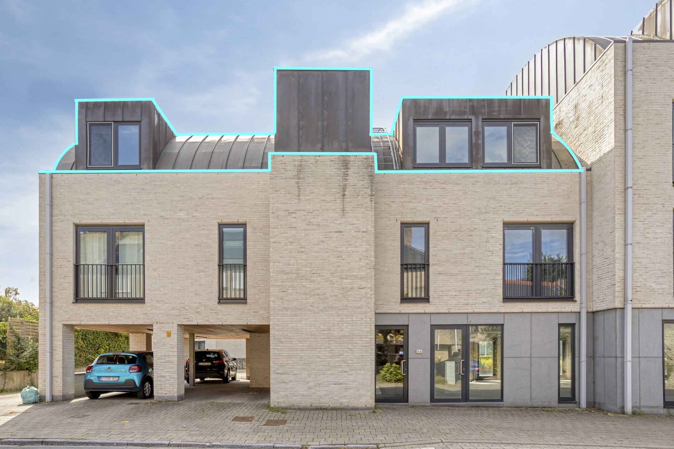 Appartement 2012 met terras, parking op strategische ligging - foto 1