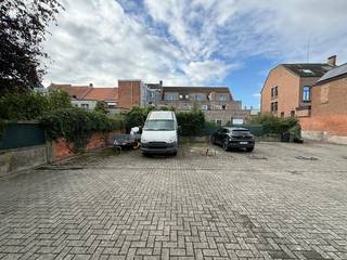 De parkeerplaats is gelegen op het parkeerterrein van een appartementsgebouw. Ze is voorzien van een beugel en is per direct beschikbaar.<br /><br />Gelegen in het centrum van wommelgem en geschikt voor een wagen.<br /><br />Benieuwd? Contacteer ons en vraag uw bezoek aan.