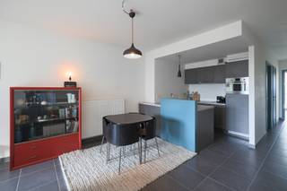 <p>Stad in je hart, groen aan je voeten? Dan heb je hier je match gevonden<br />Dit lichtrijke appartement ligt pal naast Park Spoor Noord. Niet “in de buurt van”, maar echt ernaast. Je stapt je deur uit en je staat tussen het groen.<br />s Ochtends een rondje lopen, in de zomer een drankje in de zomerbar en ’s avonds met de fiets zo het centrum in. Het beste van Antwerpen, zonder compromissen.<br /><br />Het appartement bevindt zich op de tweede verdieping van een recente nieuwbouw en voelt meteen fris, open en aangenaam aan. Raampartijen trekken het daglicht in de leefruimte naar binnen en geven toegang tot het eerste terras. Hier start je je dag met koffie in de zon en sluit je af met een glaasje na het werk.<br />De open keuken sluit mooi aan en is volledig uitgerust: compact, strak en klaar voor gezellige avonden met vrienden.<br /><br />Achteraan ligt de slaapkamer, rustig gepositioneerd en met toegang tot het tweede terras.<br />Twee terrassen, zo geniet je op elk moment van de dag van buitenruimte: ochtend-en avondzon inbegrepen!<br />De badkamer is modern en voorzien van douche en lavabomeubel. Verder is er een apart toilet en een praktische technische berging met aansluiting voor wasmachine.<br /><br />De indeling is slim, de afwerking hedendaags en het comfort compleet.<br />Ideaal als eerste aankoop, city flat of investering op leuke locatie.<br /><br />Plan snel je bezoek in via info@jamar.immo of 03/435.31.33<br /><br />Extra's:<br />- Twee terrassen<br />- Unieke ligging Park Spoor<br />- Goede indeling<br />- Veel lichtinval<br />- Fietsenberging<br />- Lift in het gebouw<br />- EPC 104 kWh/m2<br />- AREI-conform<br />- Gem. kosten: €130,85/maand (afrekening 2024)<br /><br />Wg, GVg, Vkr, Gmo, Gvv, geen WORG</p>