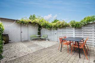 <p><strong>Op een autoluwe locatie in het centrum van Turnhout vindt u deze bijzonder degelijke en smaakvol gerenoveerde stadswoning. Een warme thuis waar authentieke charme en hedendaags comfort mooi samenkomen. Deze woning omvat 3 slaapkamers, badkamer, tuin op zuidwesten en een gunstig EPC label B en conforme elektrische installatie.</strong></p>
<p>De inkomhal verwelkomt u meteen met karakter en geeft toegang tot de traphal en de gezellige leefruimte. In de woonkamer stroomt het daglicht rijkelijk binnen en is er voldoende plaats voor een aangename zithoek én een ruime eettafel waar u met familie of vrienden heerlijk kan tafelen. De volledig vernieuwde keuken is een absolute troef. Perfect ingemaakte maatkasten, kwalitatieve inbouwtoestellen en veel natuurlijke lichtinval maken van deze ruimte een fijne plek om te koken en te genieten. Extra praktisch is de berging, subtiel weggewerkt in de kastenwand. Vanuit de keuken heeft u toegang tot het zuidwest georiënteerde terras, deels verhard en heerlijk beschut, waar u op mooie dagen rustig uit de wind kan genieten.<br />Op de eerste verdieping springt de overloop meteen in het oog. Ook hier werd met veel respect voor de authentieke elementen gerenoveerd. Deze verdieping biedt toegang tot twee slaapkamers en een volledig vernieuwde badkamer, stijlvol afgewerkt met prachtige vloeren, een moderne douche en kwalitatieve materialen. <br /><br />De zolderverdieping vormt een verrassend mooie extra ruimte. Ideaal als bureau, hobbykamer of als volwaardige derde slaapkamer.</p>
<p>Een instapklare stadswoning met karakter, licht en comfort, op een rustige locatie midden in de stad. Een unieke kans voor wie charmant en zorgeloos wil wonen in het centrum van Turnhout.<br /><br />Bijzonderheden:<br />- Instapklaar<br />- Hoogwaardig afgewerkt<br />- Stadstuin op zuid-westen<br />- Centrum gelegen, doch super rustig</p>
<p>Neem hier een kijkje doorheen deze woning: https://visithome.ai/UVUqNxGahjeRtufbsjmXdi?mu=m</p>
