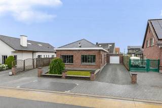 <p><span>In Zingem, deelgemeente van Kruisem, vinden we deze instapklare open bebouwing type bungalow, gelegen in een rustige en praktische woonomgeving.De woning combineert een praktische indeling met een hedendaagse, lichte woonstijl. De leefruimte en eetkamer genieten van veel natuurlijke lichtinval. De keuken is voorzien van alle comfort en bezit een aangename ontbijthoek.</span></p><p><span>De woning beschikt over drie slaapkamers, waarvan één ruime hoofdslaapkamer, die ook kan dienst doen als speelkamer, bureel of polyvalente ruimte.De badkamer is netjes afgewerkt met een modern lavabomeubel en een douche. Extra troef is de ruime garage/berging met technische ruimte. Buiten vinden we een onderhoudsvriendelijke tuin en een verzorgde voortuin met 2 opritten. De woning is gelegen in een woonomgeving met nabije bebouwing, maar biedt toch voldoende privacy achteraan.</span></p><p><span>Extra troeven:</span><span><br />- EPC: label C, geen renovatieverplichting.</span></p><p><span>- Elektriciteit conform.</span></p><p><span>- Instapklaar karakter.</span></p><p><span>- 3 slaapkamers.</span></p><p><span>- Keuken & badkamer gerenoveerd.</span></p><p><span>- Momenteel verhuurd aan 1.250 Euro/maand</span></p><p><span>- perceel: 508m².</span></p><p><span>- rustige ligging.</span></p><p><span>Een interessante woning voor wie op zoek is naar een nette, praktisch ingedeelde thuis zonder grote renovatiewerken.</span></p><p><span>EXTRA: De vermelde prijs is een richtprijs. Deze methode geeft jou, als potentiële koper, de kans om op een transparante manier te bieden. Na ontvangst van deze biedingen zal de verkoper beslissen of hij/zij de eigendom verkoopt aan het hoogste bod. De start /richtprijs is aldus niet bindend voor de verkoper.</span><span> </span></p><p><span>1ste Bezoekmoment op zaterdag 04/07 van 13u30 tot 18u00 OP AFSPRAAK</span></p><p><span>Voor info en/of afspraak? Contacteer Jean-Pierre</span></p><p><span>Tel:0475/51 34 67</span></p><p><span>Email: <span>jean-pierre@janssenenjanssen.be</span></span><span> </span></p><p><span> </span></p><p><span>Enkele beelden zijn digitaal/AI-matig opgeruimd ter visualisatie.</span></p><p><span><br /><br /></span></p>