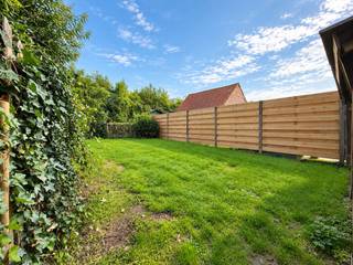 <strong>KNAP GERENOVEERDE STADSWONING</strong> met gezellige tuin op een gunstige ligging nabij het <strong>CENTRUM VAN OUDENAARDE</strong>! Deze instapklare woning combineert hedendaags wooncomfort met een warme, huiselijke sfeer en is dankzij de <strong>WARMTEPOMP (LUCHT-LUCHT), ZONNEPANELEN </strong>en het zeer gunstige <strong>EPC-LABEL A</strong> helemaal klaar voor de toekomst. Binnen geniet u van een lichtrijke woonkamer, keuken, badkamer, praktische wasplaats, kelder en <strong>DRIE SLAAPKAMERS</strong>. Buiten vormen het <strong>AANGENAME TERRAS EN DE CHARMANTE STADSTUIN</strong> de ideale plek om in alle rust te ontspannen. De woning bevindt zich aan de <strong>STADSRAND VAN OUDENAARDE</strong>, op korte afstand van winkels, scholen en andere voorzieningen. Bovendien geniet u van een <strong>VLOTTE AANSLUITING OP DE N60 RICHTING GENT EN RONSE</strong>.<br /><br /><u>Sommige beelden in deze publicatie werden met behulp van artificiële intelligentie gegenereerd!</u><br /><br />Adres: Deinzestraat 41 te Oudenaarde<br /><br />EPC-label A; P-score: D, G-score: D; Bestuursmaatregelen in maatregelenregister: neen; Vrij bij akte.