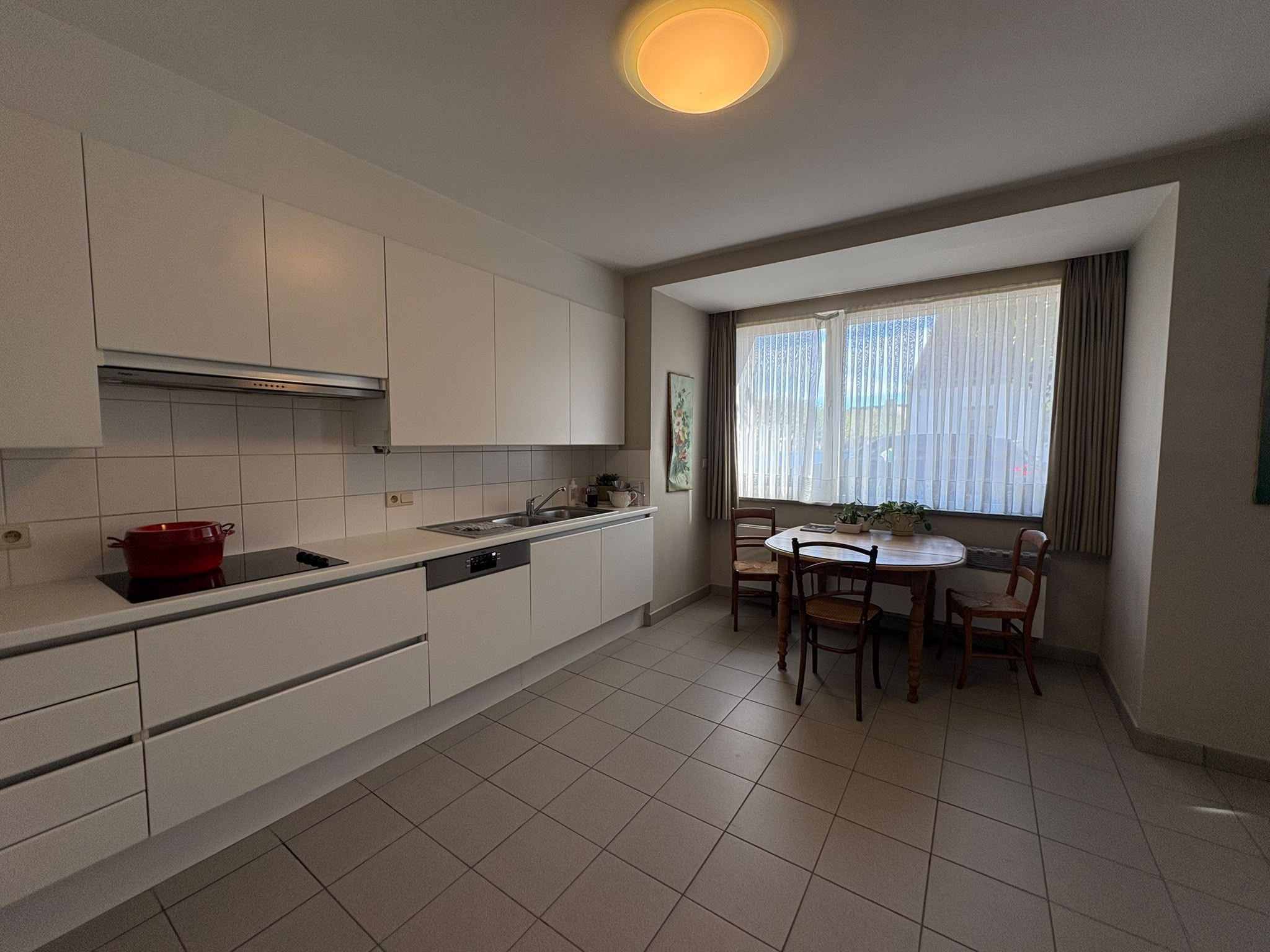 Ongezien ruim gelijkvloers appartement met zonnig terras en 3 slaapkamers in hartje Jabbeke. - foto 5